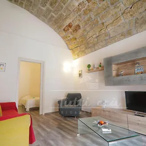 Tutti Ccà Airport Bed & Breakfast